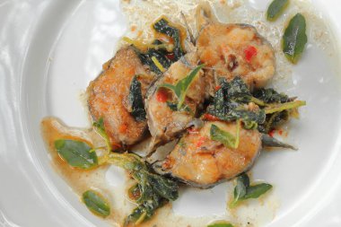 Fesleğen Gıda Tay tarzı ile baharatlı kızarmış yayın balığı