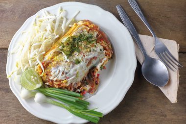 Kızarmış şehriye Tay tarzı yumurta ile lezzetlidir