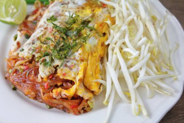 Kızarmış şehriye Tay tarzında kızarmış yumurta ile lezzetlidir