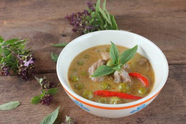 Hindistan cevizi sütü domuz ile yeşil köri