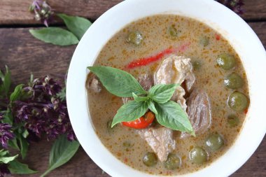 Hindistan cevizi sütü domuz ile yeşil köri