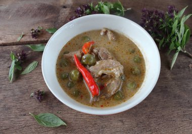 Hindistan cevizi sütü domuz ile yeşil köri