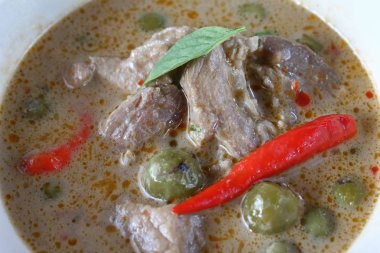 Hindistan cevizi sütü domuz ile yeşil köri