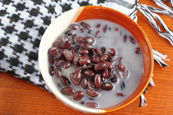 Siyah fasulye içinde Hindistan cevizi sütü ile tatlı yapışkan pirinç 