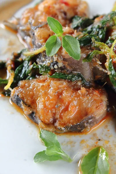 Fesleğen Gıda Tay tarzı ile baharatlı kızarmış yayın balığı