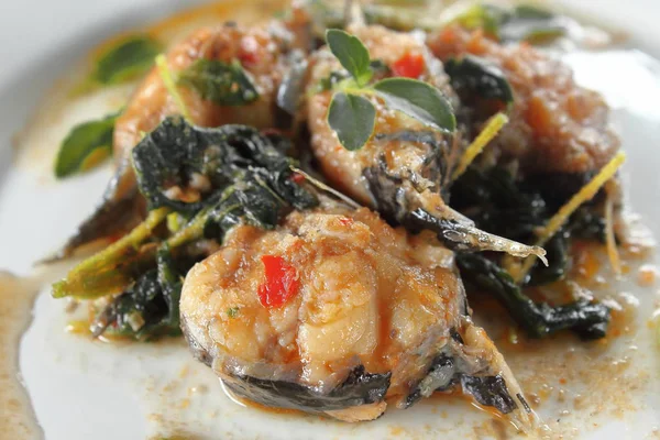 Fesleğen Gıda Tay tarzı ile baharatlı kızarmış yayın balığı