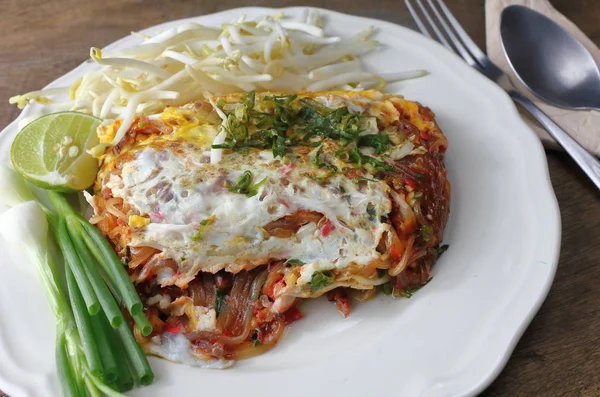 Kızarmış şehriye Tay tarzında kızarmış yumurta ile lezzetlidir