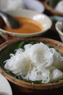 Beyaz Tayland pirinç unu makarna veya pilav şehriye muz yaprak üzerinde