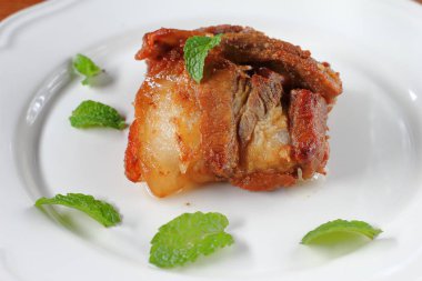 Kızarmış domuz eti veya derin kızarmış domuz eti (Tay gıda)