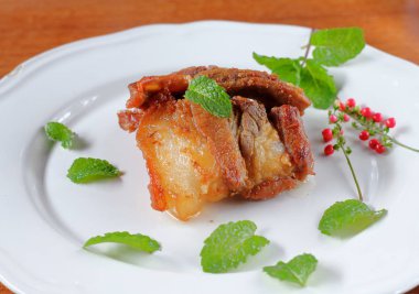 Kızarmış domuz eti veya derin kızarmış domuz eti Tayland Gıda