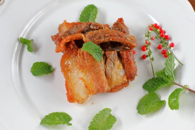 Kızarmış domuz eti veya derin kızarmış domuz eti Tayland Gıda