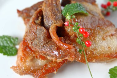 Kızarmış domuz eti veya derin kızarmış domuz eti Tayland Gıda