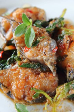 Fesleğen Gıda Tay tarzı ile baharatlı kızarmış yayın balığı