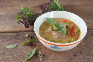 Hindistan cevizi sütü domuz ile yeşil köri