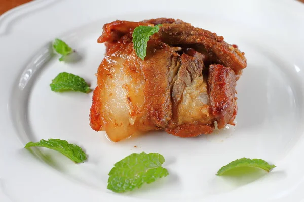 Kızarmış domuz eti veya derin kızarmış domuz eti (Tay gıda)