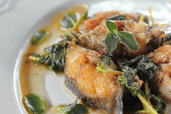 Fesleğen Gıda Tay tarzı ile baharatlı kızarmış yayın balığı