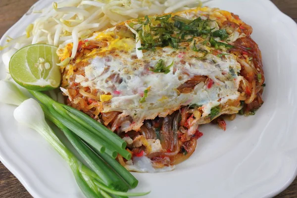 Kızarmış şehriye Tay tarzında kızarmış yumurta ile lezzetlidir