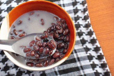  Siyah fasulye içinde Hindistan cevizi sütü ile tatlı yapışkan pirinç 