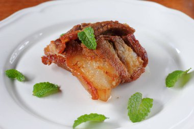 Kızarmış domuz eti veya derin kızarmış domuz eti Tayland Gıda