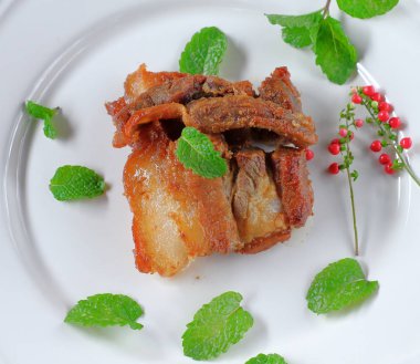 Kızarmış domuz eti veya derin kızarmış domuz eti Tayland Gıda