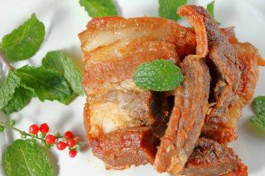 Kızarmış domuz eti veya derin kızarmış domuz eti Tayland Gıda