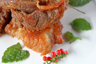 Kızarmış domuz eti veya derin kızarmış domuz eti Tayland Gıda