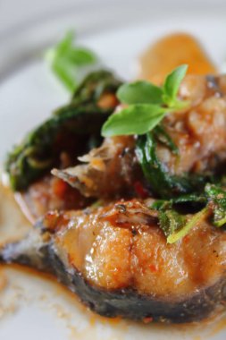 Fesleğen Gıda Tay tarzı ile baharatlı kızarmış yayın balığı