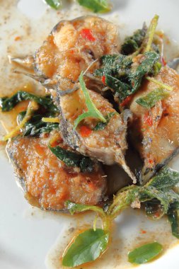 Fesleğen Gıda Tay tarzı ile baharatlı kızarmış yayın balığı