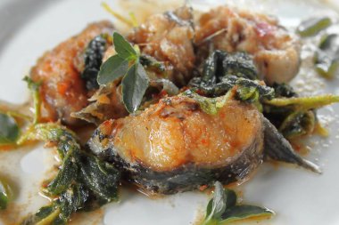 Fesleğen Gıda Tay tarzı ile baharatlı kızarmış yayın balığı