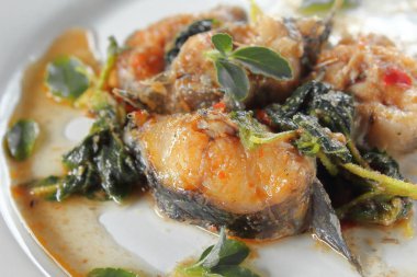 Fesleğen Gıda Tay tarzı ile baharatlı kızarmış yayın balığı