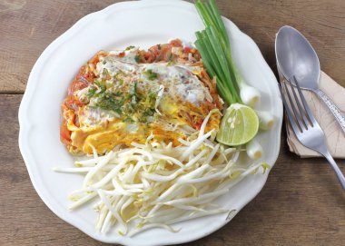 Kızarmış şehriye Tay tarzında freid yumurta ile lezzetlidir