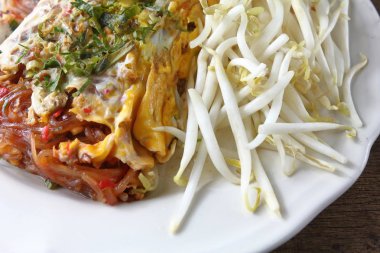 Kızarmış şehriye Tay tarzında kızarmış yumurta ile lezzetlidir