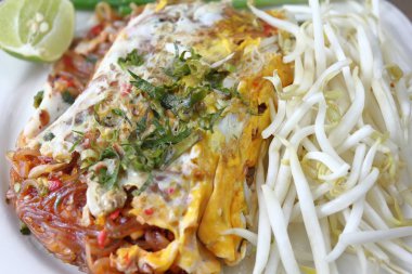 Kızarmış şehriye Tay tarzı yumurta ile lezzetlidir