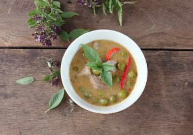 Hindistan cevizi sütü domuz ile yeşil köri