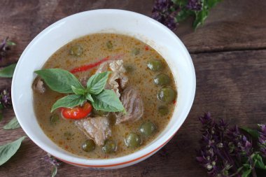 Hindistan cevizi sütü domuz ile yeşil köri