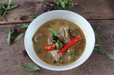 Hindistan cevizi sütü domuz ile yeşil köri