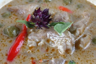 Hindistan cevizi sütü domuz ile yeşil köri