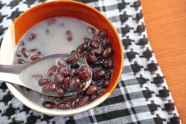  Siyah fasulye içinde Hindistan cevizi sütü ile tatlı yapışkan pirinç 