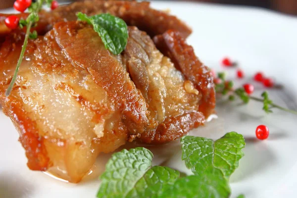 Kızarmış domuz eti veya derin kızarmış domuz eti Tayland Gıda