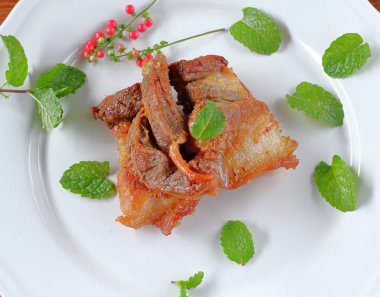 Kızarmış domuz eti veya derin kızarmış domuz eti Tayland Gıda