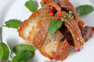 Kızarmış domuz eti veya derin kızarmış domuz eti Tayland Gıda