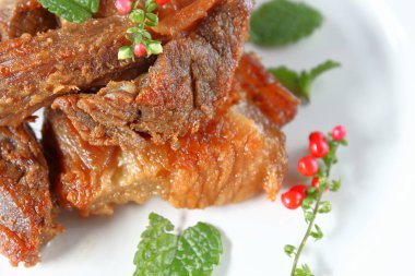 Kızarmış domuz eti veya derin kızarmış domuz eti Tayland Gıda