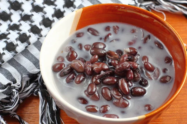  Siyah fasulye içinde Hindistan cevizi sütü ile tatlı yapışkan pirinç 