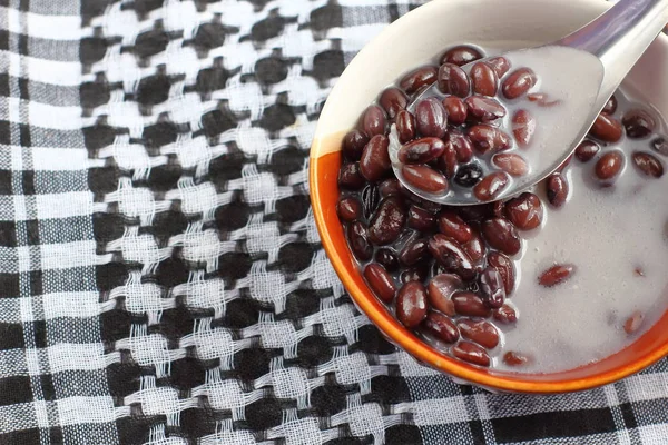  Siyah fasulye içinde Hindistan cevizi sütü ile tatlı yapışkan pirinç 