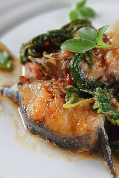 Fesleğen Gıda Tay tarzı ile baharatlı kızarmış yayın balığı