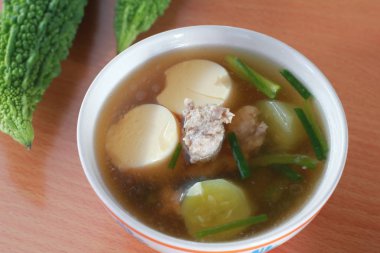 sebze yumurta tofu ve masada kıyılmış domuz çorbası