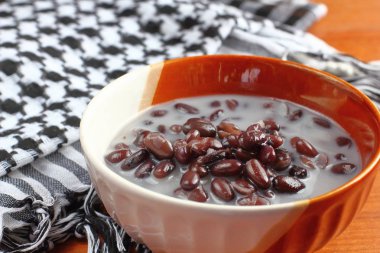  Siyah fasulye içinde Hindistan cevizi sütü ile tatlı yapışkan pirinç 