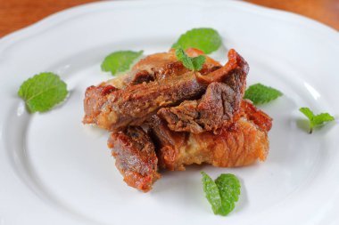 Kızarmış domuz eti veya derin kızarmış domuz eti Tayland Gıda