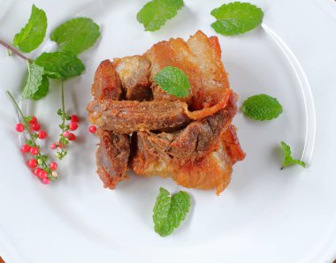 Kızarmış domuz eti veya derin kızarmış porkin Tayland Gıda