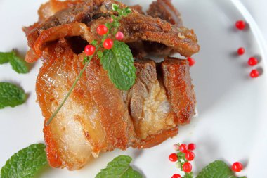 Kızarmış domuz eti veya derin kızarmış domuz eti Tayland Gıda